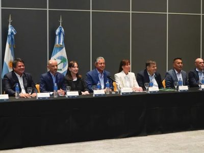 Figueroa se reunió con intendentes para avanzar en obras de infraestructura y acuerdos de gobernanza.