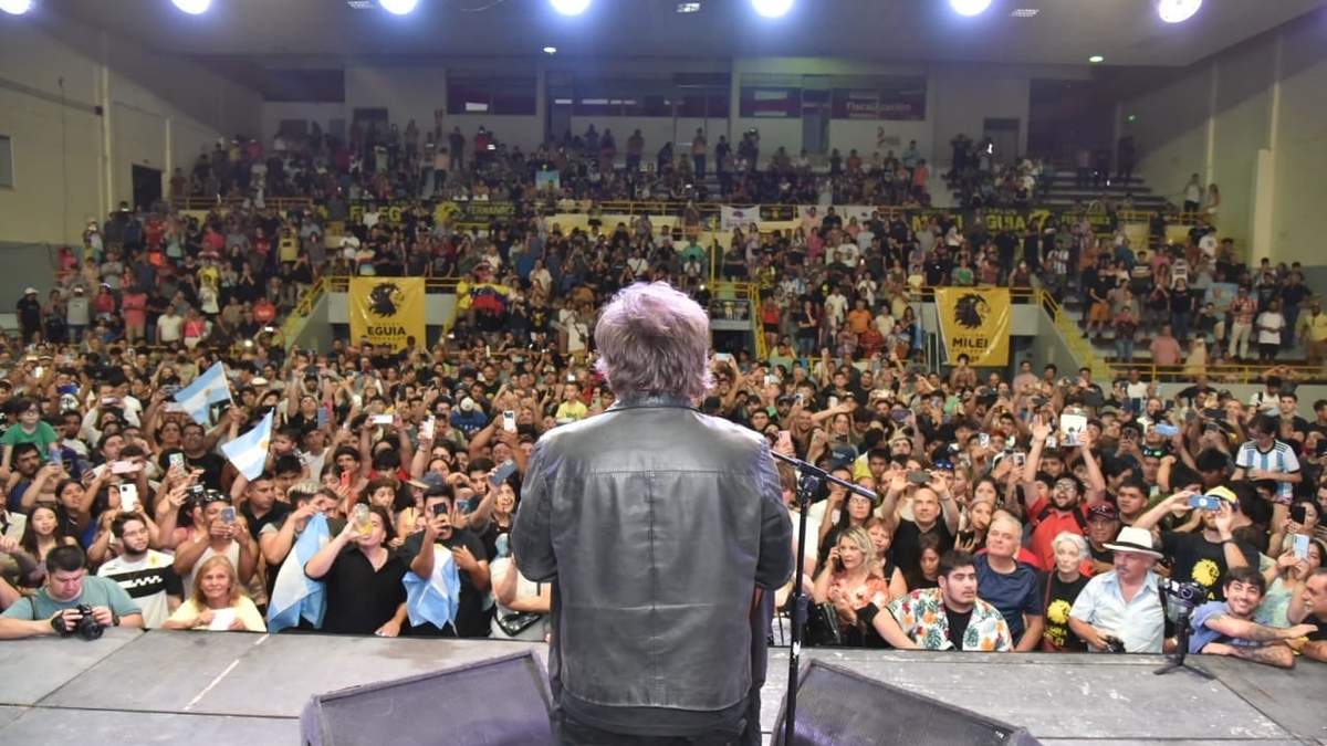 Milei comenzó su discurso cantando Panic Show de La Renga. Fuente: (Facebook)