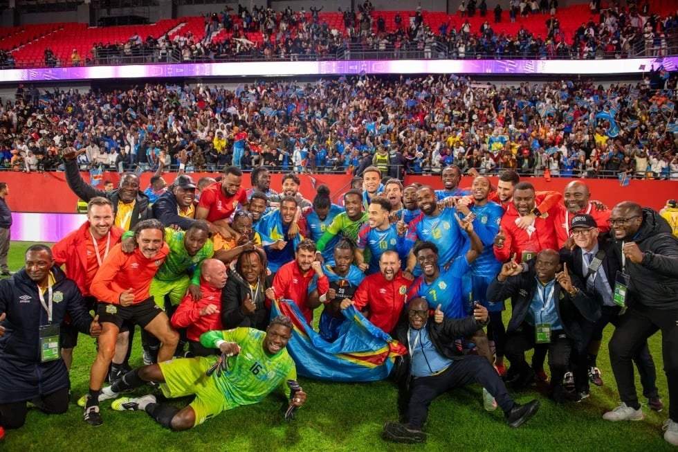 Miembros de la selección nacional de Congo posan para una foto mientras celebran con su entrenador Sébastien Desabre después de clasificarse para la Copa del Mundo de fútbol FIFA 2026 en el juego final de clasificación Africana contra Nigeria, en Rabat, Marruecos, el domingo 16 de noviembre de 2025.
