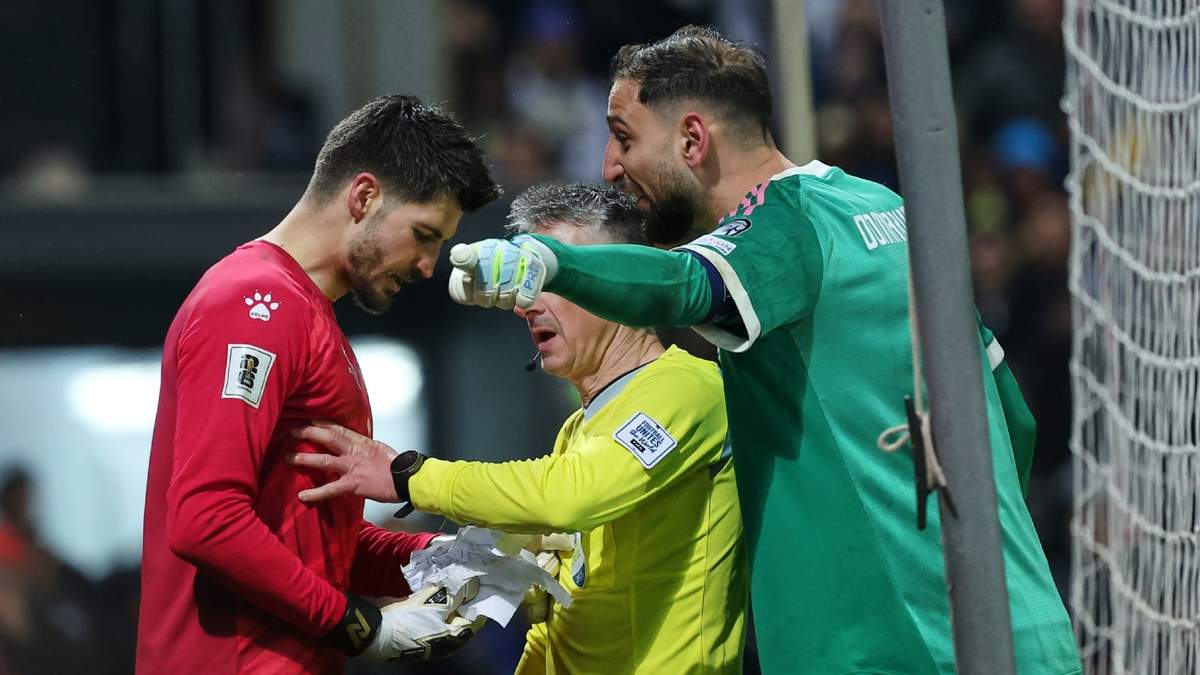 Donnarumma intentando sabotear al arquero rival