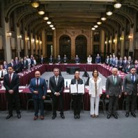 Sheinbaum renueva pacto empresarial y "congela" precio de la gasolina en 24 pesos