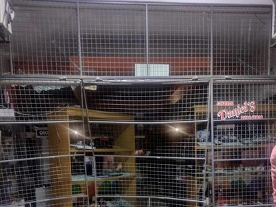 Usaron una camioneta para romper la vidriera de una joyería y robar en pleno centro de Cipolletti
