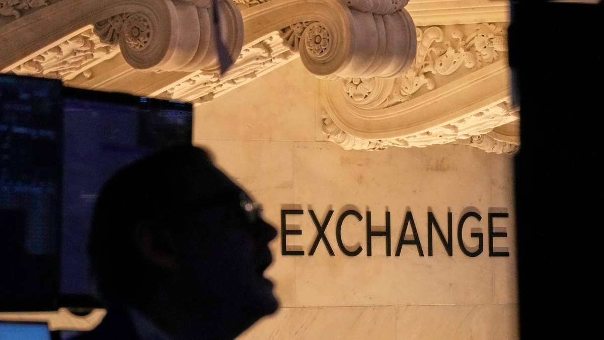 El especialista Patrick King trabaja en la Bolsa de Valores de Nueva York, el martes 22 de abril de 2025
