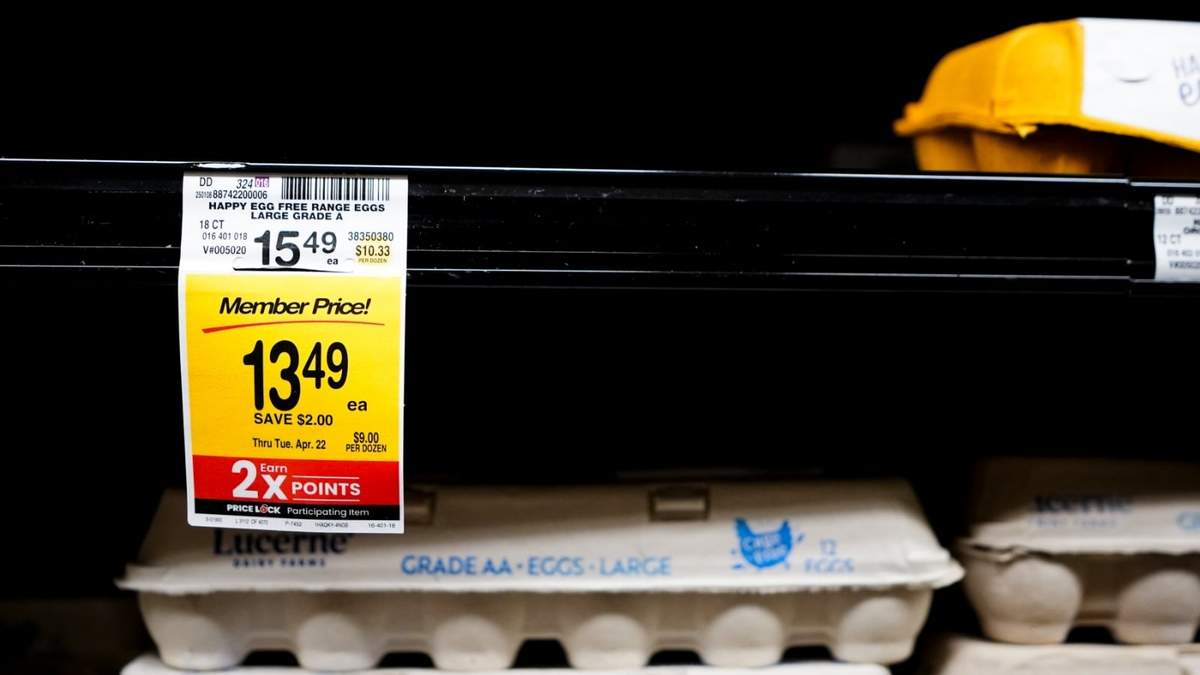 Un anaquel con algunas cajas de huevo en una tienda en Safeway, el 27 de enero de 2025, en Seattle