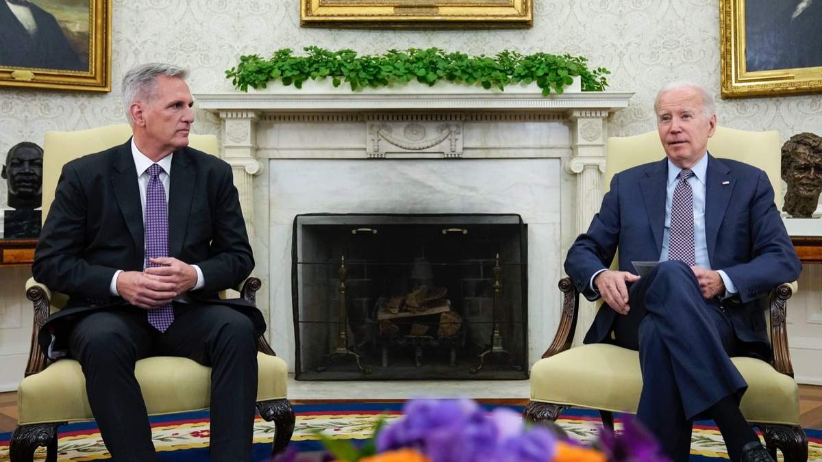 El presidente de la Cámara de Representantes, Kevin McCarthy, y el mandatario Joe Biden