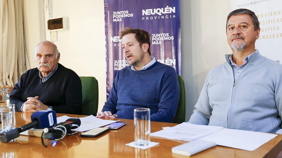 Jorge Lara, secretario de Desarrollo Territorial y Ambiente, Facundo López Raggi, ministro de Producción e Industria  y Claudio Garretón, titular de IADEP Neuquén presentaron el Incentivo Ganadero en su Fase IV.