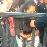 Niño queda atrapado al meter la cabeza entre los barrotes del metro Zócalo/Tenochtitlán (Video)