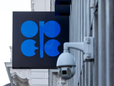 Algunos miembros de la OPEP+ reducen envío de petróleo; Brasil sopesa unirse