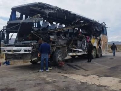 Choque de dos autobuses deja al menos 37 muertos en Bolivia