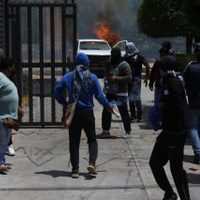 Normalistas irrumpen el Congreso de Guerrero en protesta por la desaparición de los 43 (Video)