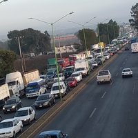 Transportistas bloquean accesos a Santa Lucía en demanda de empleos en la obra