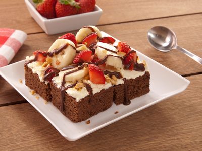 Bizcochuelo de banana split, una versión irresistible y bien argentina para la hora del mate