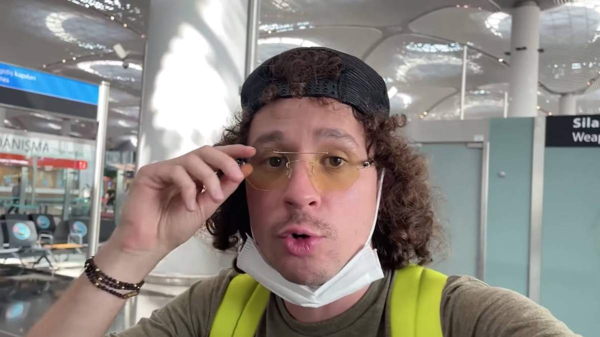 El youtuber desde el aeropuerto de Estambul