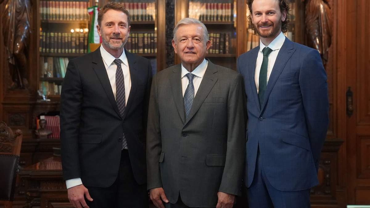 AMLO junto a Sky Dayton y Steuart Walton