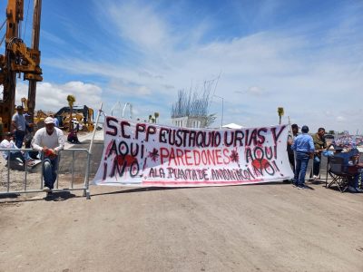 Manifestantes revientan inicio de obra de planta de metanol y hacen huír a Rubén Rocha