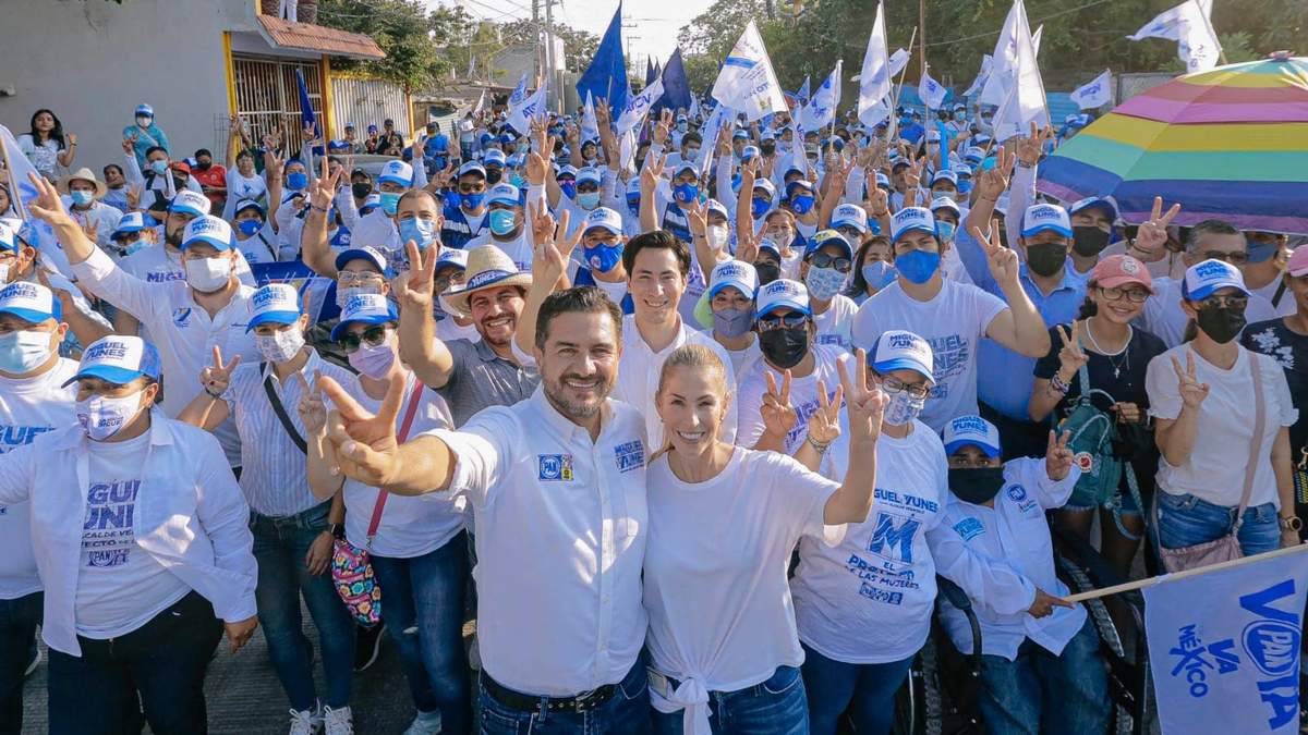 Miguel Ángel Yunes Márquez y su esposa Patricia Lobeira en un acto político
