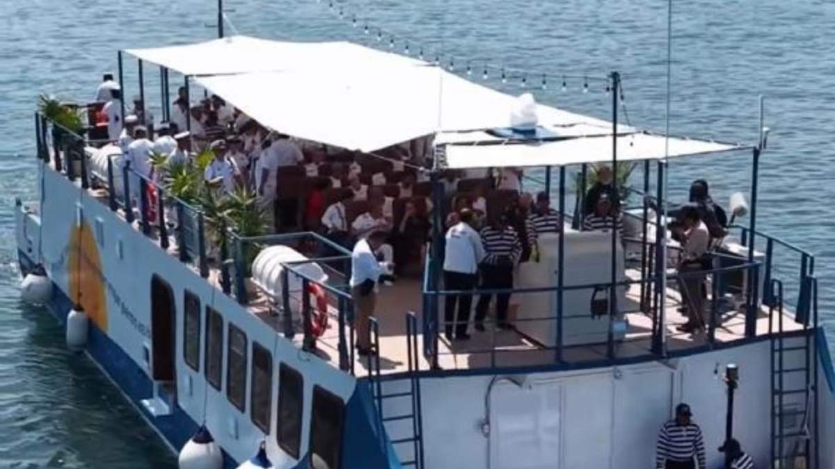 Marinabús en la Bahía de Acapulco. Guerrero