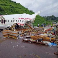 Apuntan al mal clima la causa del avionazo en India que dejó al menos 18 muertos