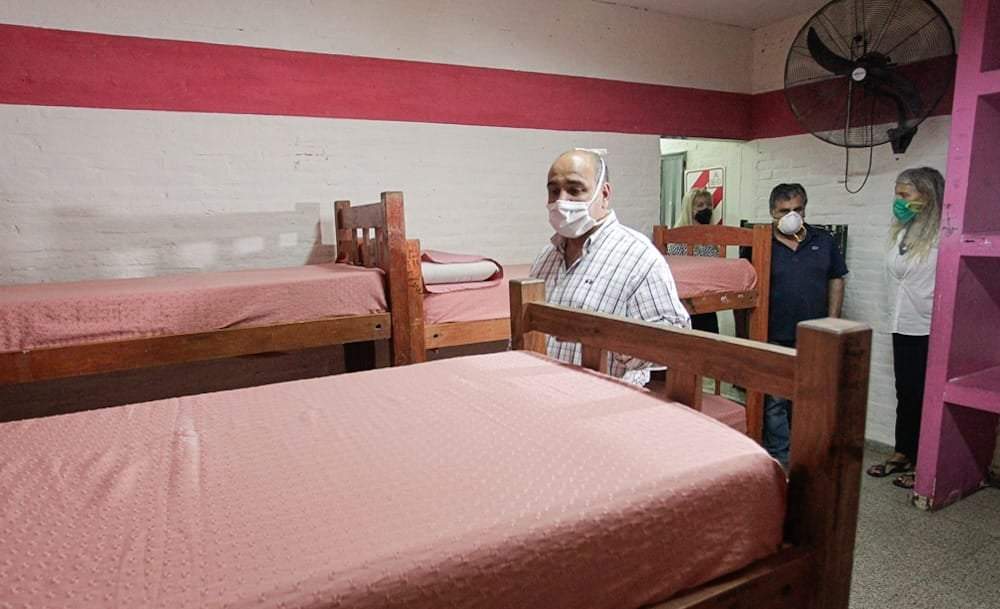 Gobernador de Tucumán recorre albergue para pacientes. Foto: (Twitter)