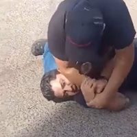 "Usted disculpe": policías poblanos someten con violencia a persona equivocada (Video)