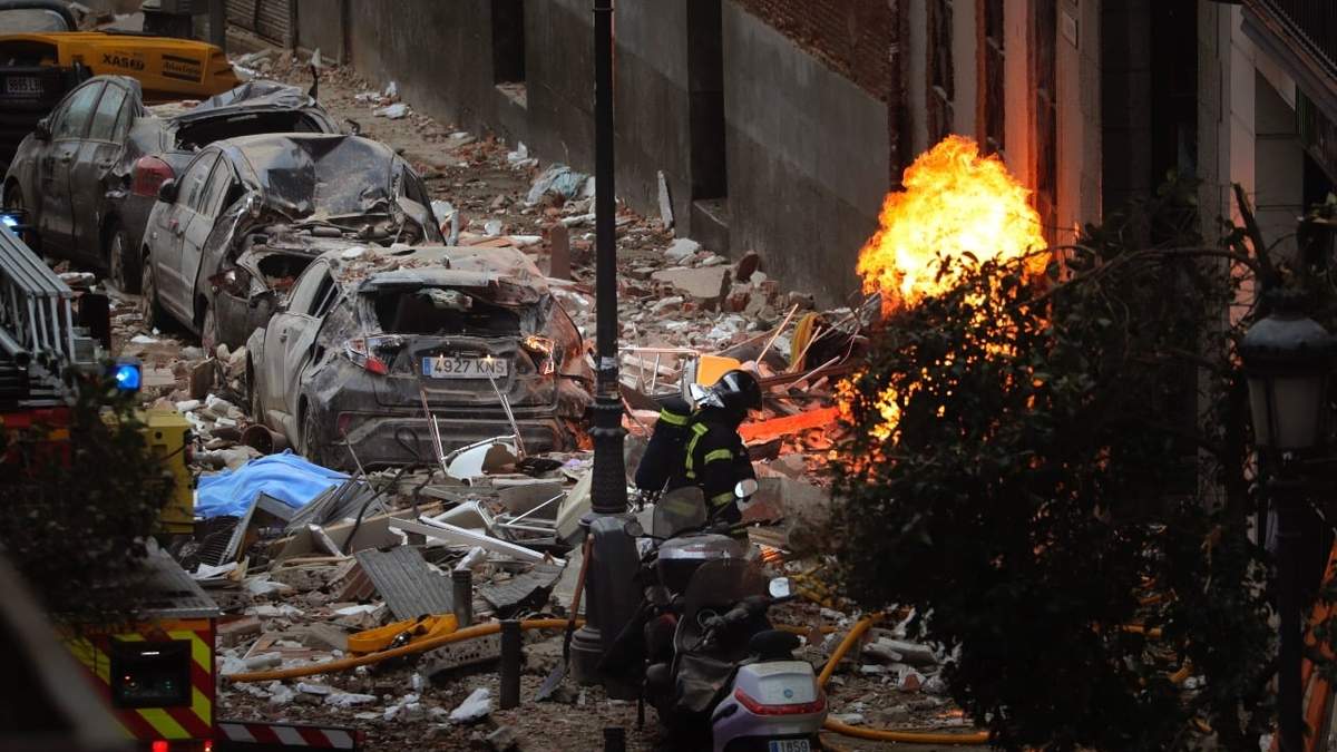 Bomberos trabajan junto al edificio dañado en la calle Toledo, en Madrid