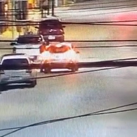 Fue arrastrada sobre el capot de un auto durante cuatro cuadras