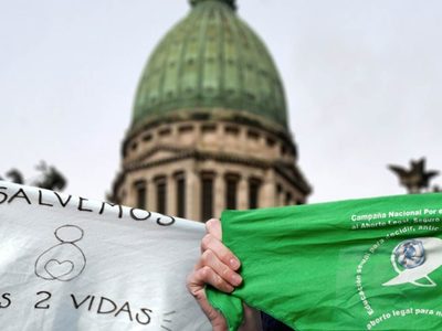 Aborto en Argentina: los pañuelos verdes y celestes vuelven a marchar en las calles