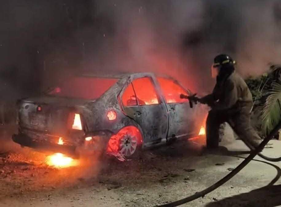 Uno de los vehículos incendiados, la noche del lunes 19 de mayo