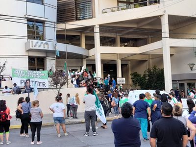 Por la postergación de las elecciones en el ISSN, la ATE organizó una marcha