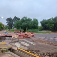 Alerta vial: Importante socavón corta el tránsito en el lateral del Acceso Este