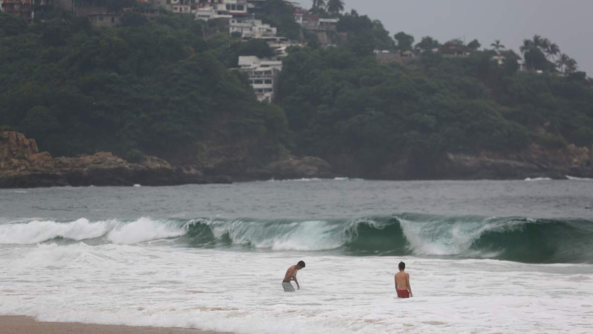 Turistas nadan en Acapulco horas antes de la llegada del huracán Otis