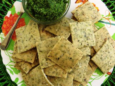 No comprés más galletitas al agua, hacelas en casa con esta receta fácil que lleva solo 4 ingredientes