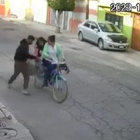 A golpes de bolsa y empujones, mujer impide el rapto de su hija en Ecatepec, Estado de México