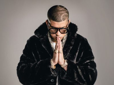 ¡POLÉMICA! Bad Bunny en el centro de las críticas por vestir como mujer en videoclip. ¡Mirá!