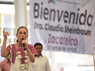 Abuchean a exgobernadores priistas que acompañaron a Sheinbaum en Tlaxcala (Video)