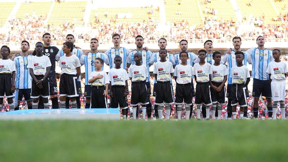 Suena el himno.