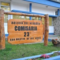 Le robaron el auto, el arma reglamentaria y hasta un perro a un policía neuquino