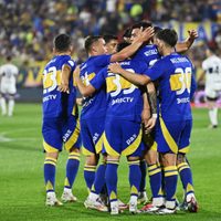 Suena como refuerzo para Boca y posó en las redes con la camiseta azul y oro