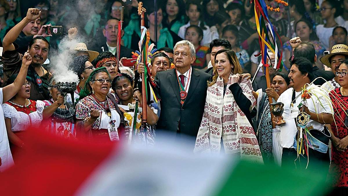 Carmen Santiago (izquierda) con AMLO, el 1 de diciembre de 2018