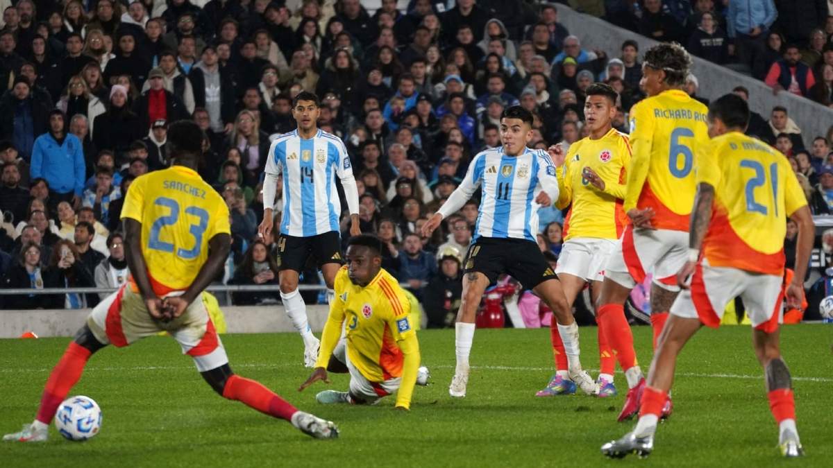 Thiago Almada convirtió el tanto del empate de Argentina frente a Colombia, a los 36 minutos del complemento.