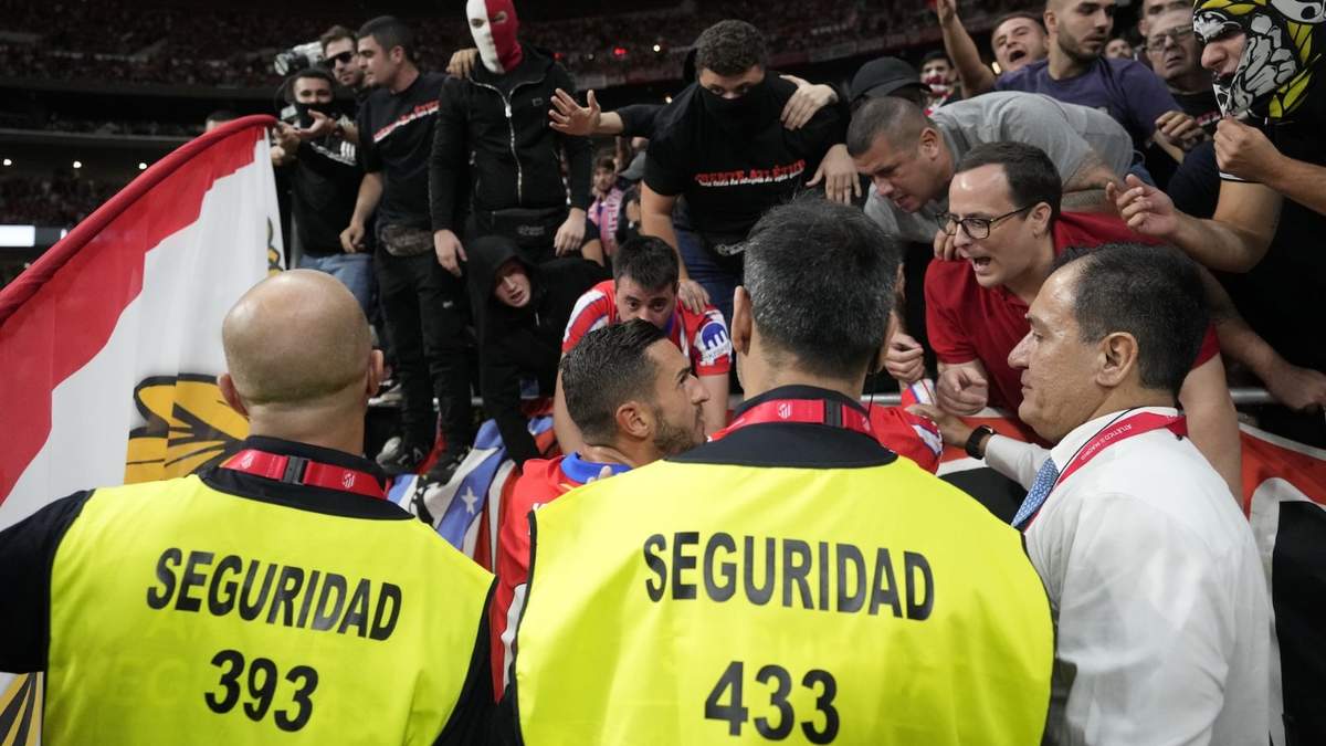 Koke del Atlético de Madrid pide calma a los aficionados durante el partido contra el Real Madrid en la Liga española