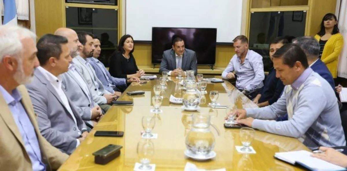 Referentes de operadoras petroleras reunidos con miembros del gabinete de Seguridad de Neuquén. Fuente: (Noticias Nqn)
