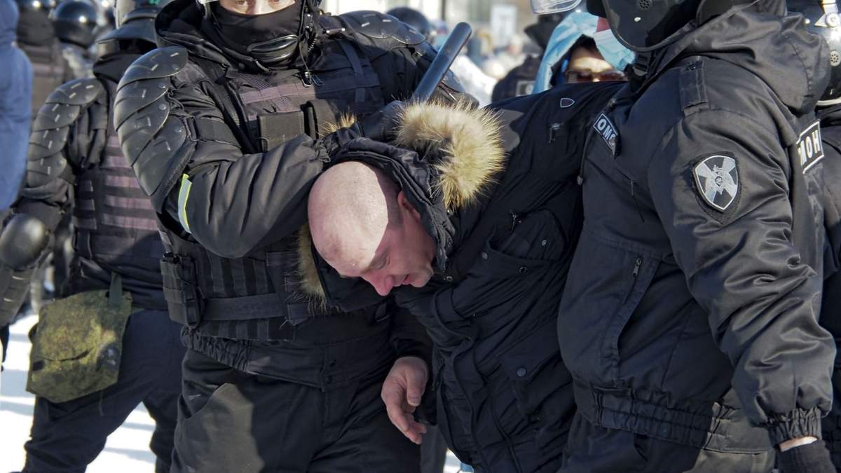La policía de Rusia ha detenido a decenas de personas que están protestando a favor de Alexei Navalny. Fuente: (Twitter)