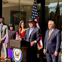 Ken Salazar celebra que México esté "desmantelando" el Cártel de Sinaloa con el "apoyo" de EU