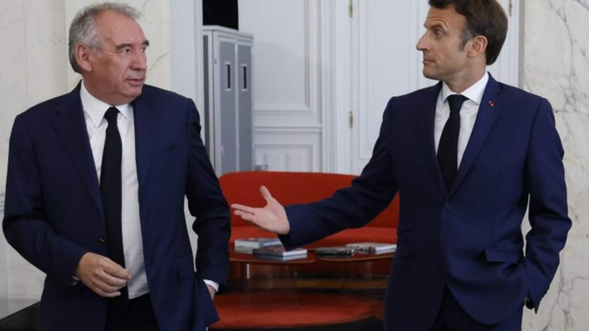 El presidente de Francia, Emmanuel Macron (derecha), se reúne con el líder del partido centrista MoDem (Mouvement Democrate), François Bayrou, en el Palacio del Elíseo, en París, el 21 de junio de 2022