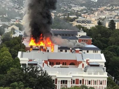 Incendio en el Parlamento de Sudáfrica sigue fuera de control