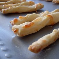 Palitos de queso sin harinas y sin freír: una receta crocante y deliciosa para la picadita del finde