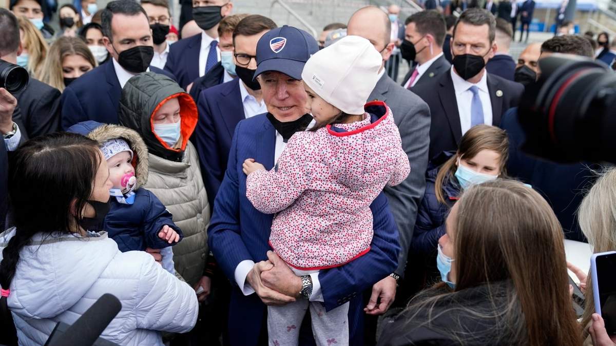 Joe Biden en un campo de refugiados ucranianos en Varsovia, Polonia