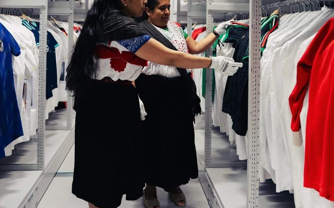 Artesanas revisan los jerseys de la Selección de Adidas