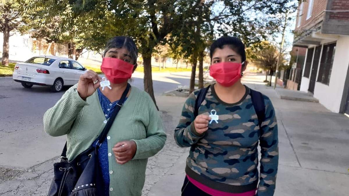 Vecinos de Zapala recibieron escarapelas en la vía pública. Fuente: (Instagram)